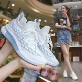 Sapatos de Tecido Voando das Mulheres Novo Malha Respirável Sapatos de Esportes Casuais Estudantes do Sexo Feminino Pequenos Sapatos Brancos Tênis de corrida