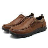 Sapatos de couro masculinos com costura à mão, sem cadarços, antiderrapantes e respiráveis, para uso casual.