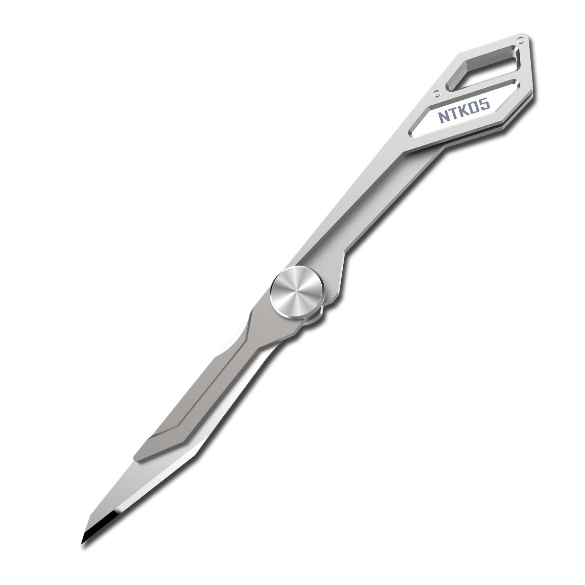 Opvouwbaar mes NITECORE NTKO5 van ultralicht TC4-titaniumlegering, met een opvouwbaar mes van 97 mm en een gewicht van 4,7 g, en een gesp voor aan de sleutelhanger.