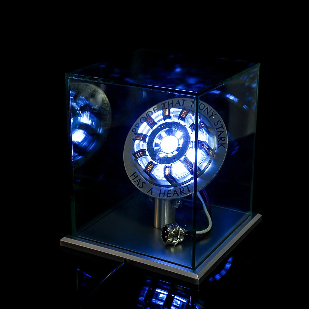 Kit lampada LED Tony Arc Reactor assemblato con nucleo assemblato in scala 1: 1 MK2 con coperchio per espositore